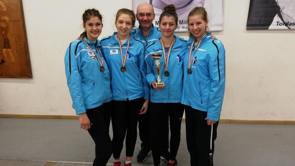 A bronzérmes lányok - Petri Renáta (balról jobbra), Dékány Kinga, Kazár Dóra és Rácz Odett - mesterükkel, Galli Zsolttal (Fotó: Alföld Vívó Akadémia)