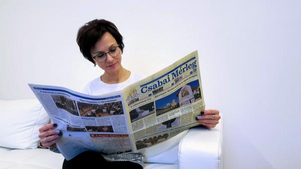 Kolléganőnk, Kovács Andrea már fellapozta 2019 első Csabai Mérlegét. Fotó: Tóth Áron
