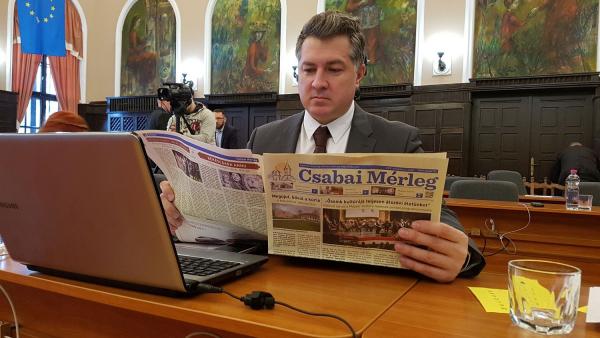 Bíró Csaba a közgyűlés előtt lapozta át az újságot (fotó: Kovács Dénes)