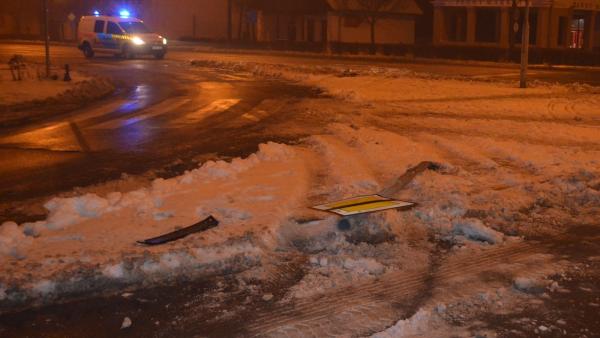 Oszlopnak ütközött egy autós 2019.01.10-én Békéscsabán. Fotó: police.hu