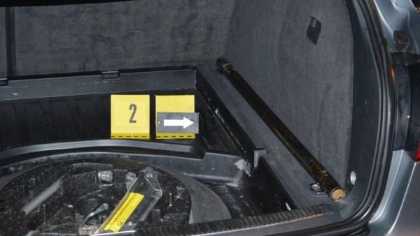 Ezeket találták a késelő autójában. Fotó: police.hu
