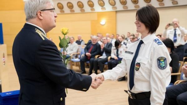 Fenesiné Markovics Nóra dr. Halmosi Zsolt r. vezérőrnagytól vette át az elismerést. Fotó: police.hu