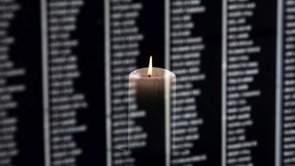 Az áldozatok emlékfala a Páva utcai Holokauszt Emlékközpontban 2019. január 24-én. Az Auschwitz-Birkenau náci koncentrációs tábor felszabadításának 60. évfordulóján, 2005-ben az ENSZ Közgyûlése január 27-ét a holokauszt áldozatainak nemzetközi emléknapjáv