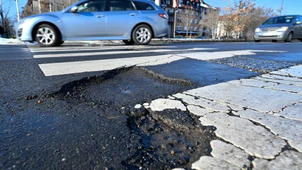 Kátyú az úttesten. MTI/Czeglédi Zsolt