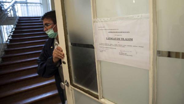 Látogatási tilalomról szóló tájékoztató. MTI/Mónus Márton