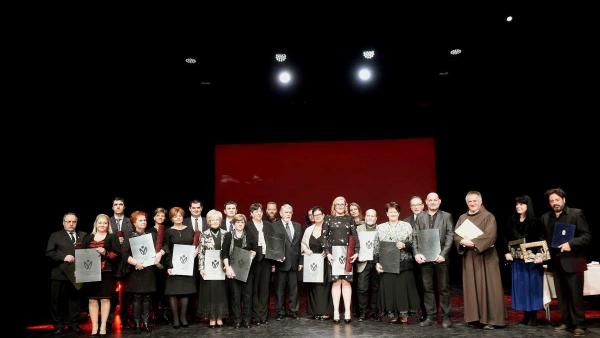 A magyar kultúra ápolását, a közösségépítést és a nemzeti identitás megõrzését elismerõ díjak kitüntetettjei Kásler Miklós, az emberi erõforrások minisztere (k) társaságában a magyar kultúra napja alkalmából tartott ünnepségen a budapesti Hagyományok Házá