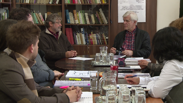 A Pszicho olvasópróbája. Középen (b.-j.) Seregi Zoltán és Koltay Gábor. Fotó: behir.hu