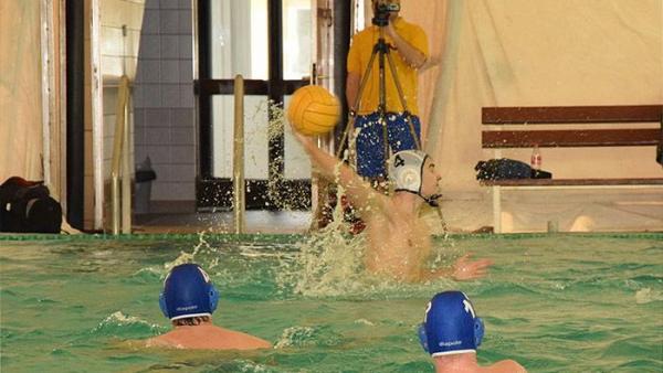 Tóth Frank célozza meg a kaput. Fotó: csabapolo.hu