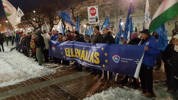 A kép jobb oldalán található nyílra kattintva galéria nyílik