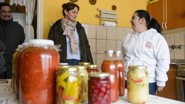 Langerné Victor Katalin, az Emberi Erõforrások Minisztériumának (Emmi) társadalmi felzárkózásért felelõs helyettes államtitkára (k) és Berki Viola, a korábbi Mintakertprogram résztvevõje az idei Konyhakerti és kisállattartási szociális földprogram kiírásá