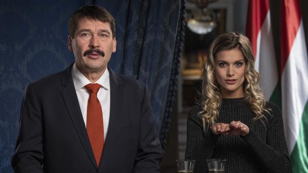 Budapest, 2019. január 1.
Áder János köztársasági elnök és Weisz Fanni jeltolmács, siket esélyegyenlõségi aktivista az államfõ újévi köszöntõjének televíziós felvételén a Sándor-palotában 2018. december 28-án. Fotó forrás:
MTI/Szigetváry Zsolt