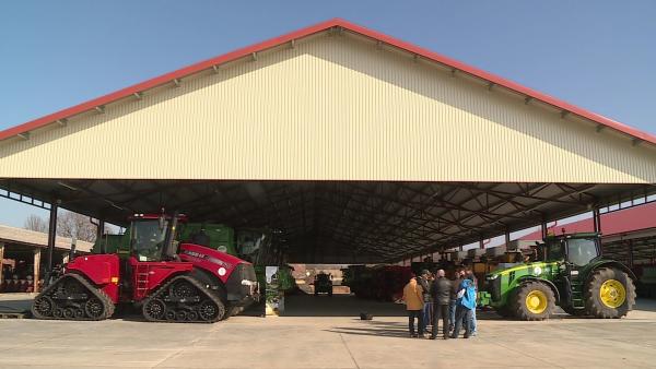 Közel egy hektárnyi fedett és betonozott színt építettek az új mezőgazdasági gépeknek Mezőhegyesen. Fotó: Ujházi György