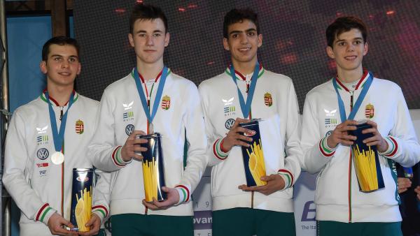 Bartkó Levente, Keszthelyi Zsombor, Osman-Touson Maruán és Kó Benedek - a méltán mosolygós ezüstérmes férfi párbajtőrcsapat (Fotó: BIZZI Team/hunfencing.hu)