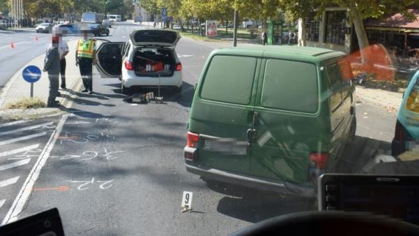 2018 szeptemberében történt baleset Békéscsabán, teherautós tolatott busz elé. Fotó: police.hu