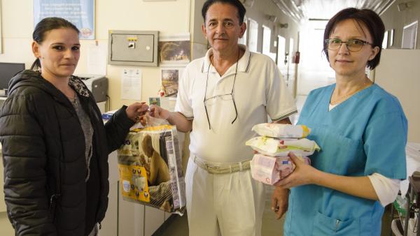Az adományokat a kórház Szülészet Nőgyógyászati Osztály vezető főorvosa, dr. Svarsnig Lajos és Hevesi Ágnes osztályvezető főnővér vette át február 5-én. Fotó: Melega Krisztián