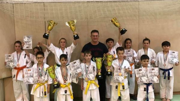 Középen shihan Zsiga Zsolt
Kép forrása: Gregor László