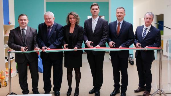 Kónya István, Kovács József, Hegyi Krisztina, Kiss Szabolcs, Görgényi Ernő ÉS Torma Béla vágták át a szalagot.
Fotó: Gyulai Hírlap – Rusznyák Csaba