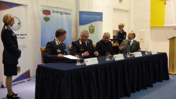 Ünnepélyes keretek között írt alá négyoldalú együttműködési megállapodást a Szeged-Csanádi Egyházmegye, a Gál Ferenc Főiskola, a Békés Megyei Rendőr-főkapitányság, valamint a Csongrád Megyei Rendőr-főkapitányság 2019. február 19-én, a főiskola Klebelsberg
