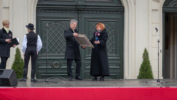 Túriné Kovács Márta Békéscsabai Életműdíjat kapott, melyet Szarvas Péter polgármestertől vett át. Fotó: behir.hu/V.D.