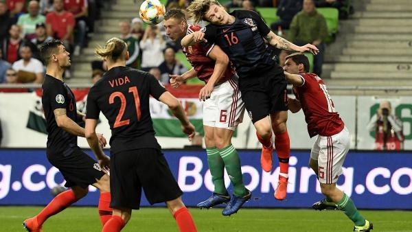 Willi Orban (b3) és a horvát Tin Jedvaj (j2) fejel a Magyarország - Horvátország labdarúgó Európa-bajnoki selejtezőmérkõzésen  (MTI/Koszticsák Szilárd)