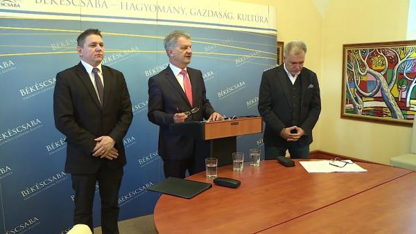 (b.-j.) Borbola István, fejlesztési tanácsadó, Szarvas Péter polgármester és Nagy Ferenc alpolgármester a 2019.március 28.-i közgyűlést értékelő sajtótájékoztatón. Fotó: 7.TV/Bucsai Ákos