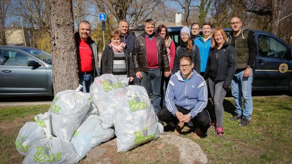 A Békés Megyei Önkormányzati Hivatal dolgozói is csatlakoztak a TeSzedd! akcióhoz. Fotó: Zentai Péter