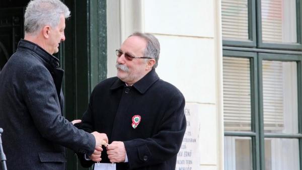 Szarvas Péter polgármester is gratulált Szente Bélának (fotó: Milyó Pál)