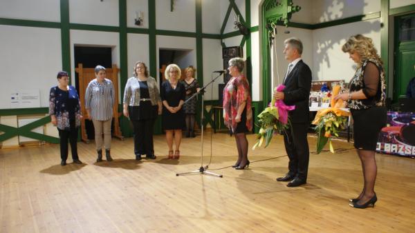 Szarvas Péter virágot ad át a 2. és 3. helyezetteknek