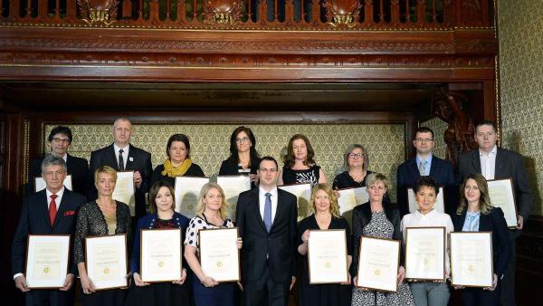 A díjazottak és Sölch Gellért, az Emberi Erőforrások Minisztériumának stratégiai ügyekért felelős helyettes államtitkára (k) a Családháló országos szervezet díjátadóján a Benczúr Házban 2019. március 2-án. MTI/Soós Lajos