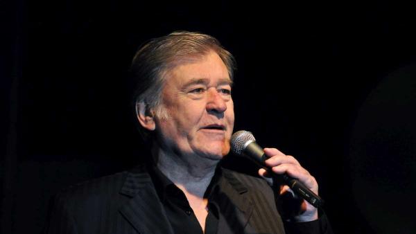 Rövid ideig tartó betegség után, 81 éves korában elhunyt Koós János táncdalénekes, parodista-színész. A felvétel a szolnoki Városi Sportcsarnokban megrendezett Táncdalfesztivál anno... címû koncerten készült 2009. február 14-én.
MTI/Mészáros János