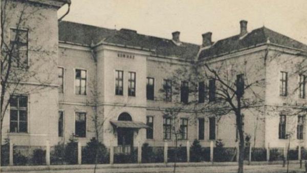 A csabai kórház egykori képeslapon (forrás: csabaihazak.blog.hu)
