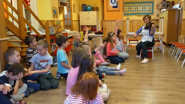 Fotó: Archív felvétel a Teleki utcai Tagóvodában zajló zenés foglalkozásról