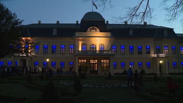 Kékben ragyognak az épületek az Autizmus világnapján (Fotó: Ujházi György)