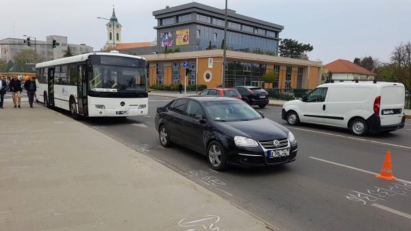 Összeütközött egy személyautó és egy menetrend szerint közlekedő autóbusz Békéscsabán a Munkácsy-hídon, hétfőn 9 óra 30 perc körül. Fotó: Kovács Dénes