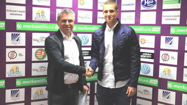 Kozma János igazgatósági elnök és Dávid Zoltán kézfogása (Fotó: Lehoczky Péter)