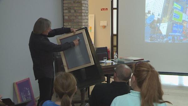 Lonovics László grafikusművész szemléltető előadásán bárki megismerkedhetett a szitanyomó technikával. Fotó: Tóth Áron