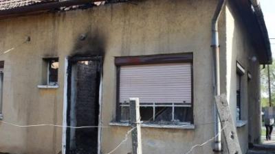 Egy ház gyulladt ki Körösladányban, egy idős nőn segítettek a rendőrök 2019.04.14.-én. Fotó: police.hu
