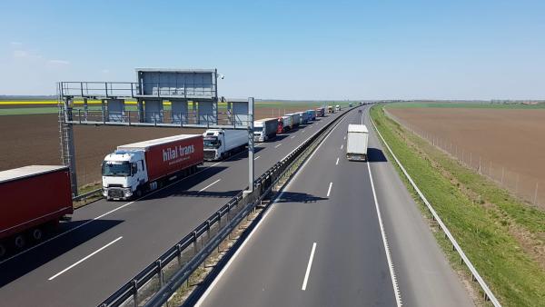 Kamionsor a csanádpalotai határátkelő felé. Fotó: Kovács Dénes