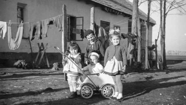 Gyerekek a lökősházi tanyavilágban (forrás: FORTEPAN/Braun Antal)