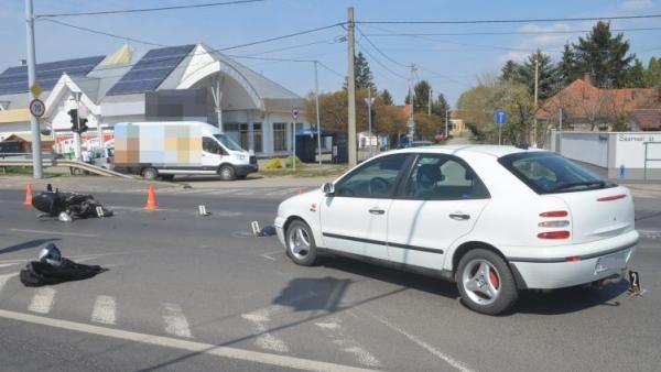Békéscsabán egy személygépkocsi nem adott elsőbbséget és nekiütközött egy segédmotoros kerékpárral közlekedő férfinak (fotó: police.hu)