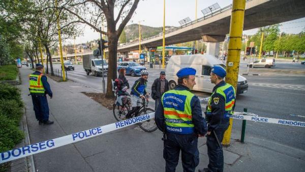 Rendőrök a BAH csomópontnál. Fotó: MTI