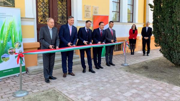 (b-j) Kulcsár László, Győrffy Balázs, Tuzson Benve, Takács Árpád és Béni Attila a mezőhegyesi Kantár épületavatóján. Fotó: Szendi Rita