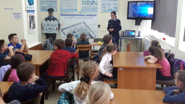 Az internethasználatról és a biztonságról is hallhattak a békéscsabai gyerekek a rendőröktől. Fotó: police.hu