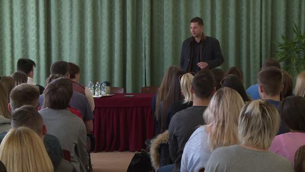 Takács Bence diákoknak tartott rendhagyó irodalomórát. Fotó: Kugyelka Attila