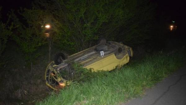 Mezőberény külterületén egy személygépkocsi egy balra ívelő kanyarban letért az útról és árokba borult (fotó: police.hu)