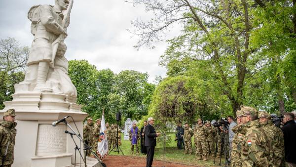 Erdélyi Lajos, a Honvédelmi Minisztérium humánpolitikáért felelõs helyettes államtitkára beszél a felújított békéscsabai I. világháborús katonatemetõ ünnepélyes átadásán 2019. április 29-én.
MTI/Rosta Tibor