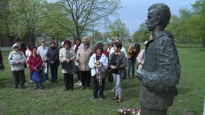 Költészet napi megemlékezés Békéscsabán, a József Attila-lakótelepen 