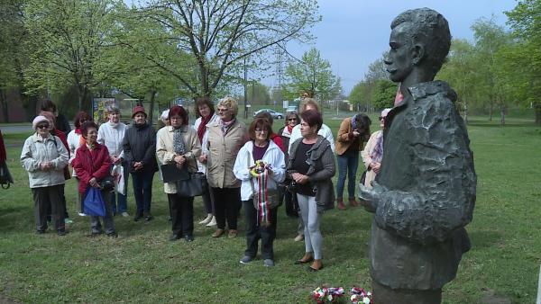 Költészet napi megemlékezés Békéscsabán, a József Attila-lakótelepen 