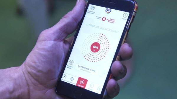 A Vodafone Magyarország Alapítvány és az Országos Mentõszolgálat mentõhívást megkönnyítõ és a segítségnyújtást gyorsabbá tevõ ÉletMentõ applikációja a magyarországi bevezetését bejelentõ sajtótájékoztatón az Országos Mentõszolgálat Budapesti Mentésirányít