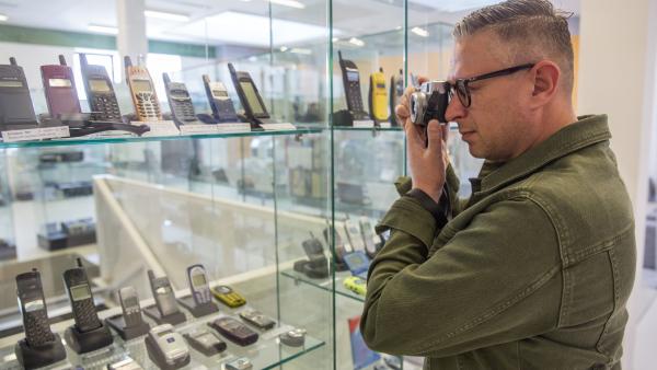 Egy érdeklõdõ fotóz a mobiltelefonok történetét bemutató kiállításon a megnyitó napján a szegedi Szent-Györgyi Albert Agórában 2019. április 15-én. A táskaméretûtõl a miniatûrig több mint négyszázféle mobiltelefont ismerhetnek meg a látogatók a GSM - Gene